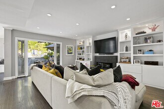 5176 Don Pio Dr in Los Angeles, CA - Building Photo - Building Photo