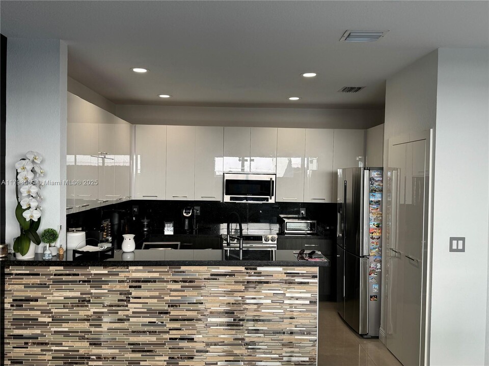 8162 NW 114th Pl in Medley, FL - Building Photo