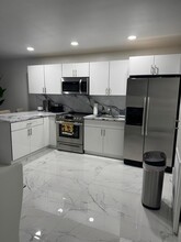 72 NW 171st St in North Miami Beach, FL - Foto de edificio - Building Photo