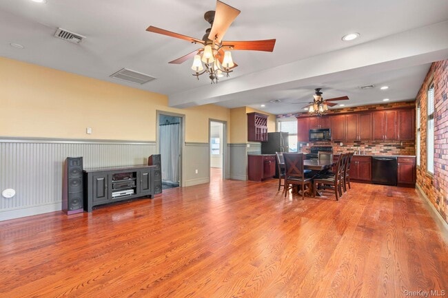 377 New York Ave in Huntington, NY - Building Photo - Building Photo