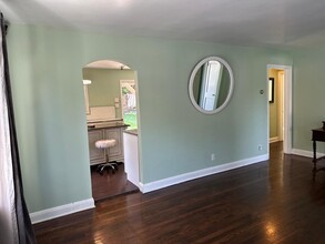 5 Vale Dr in Huntington, NY - Building Photo - Building Photo