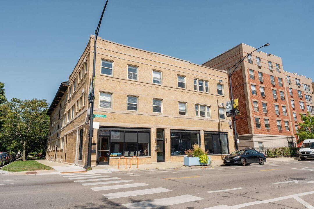 2822 W Montrose Ave in Chicago, IL - Foto de edificio