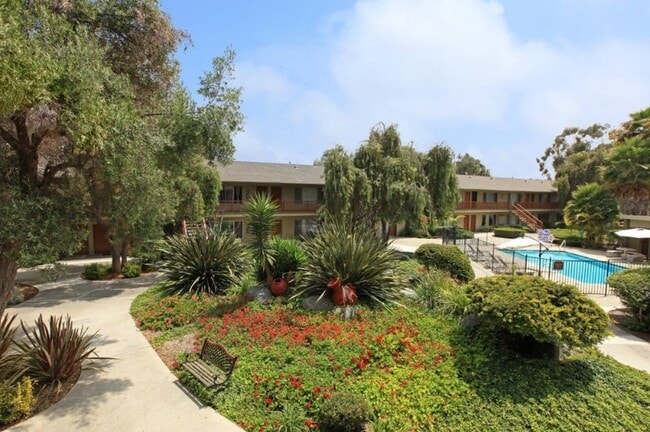 555 Greenbrier Dr in Oceanside, CA - Building Photo - Building Photo