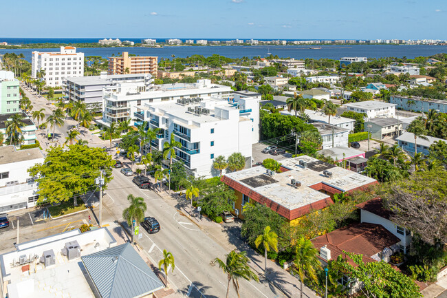 La Avenida Del Lago in Lake Worth, FL - Foto de edificio - Building Photo