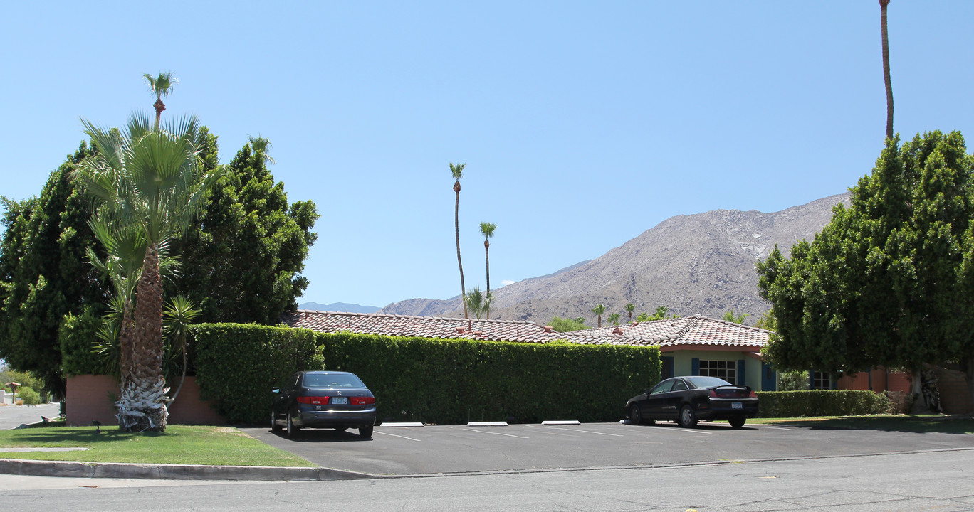 225 W Vista Chino in Palm Springs, CA - Building Photo