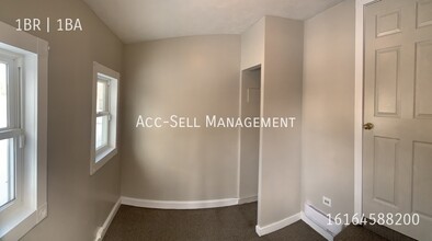 825 Evergreen St SE-Unit -West side in Grand Rapids, MI - Foto de edificio - Building Photo
