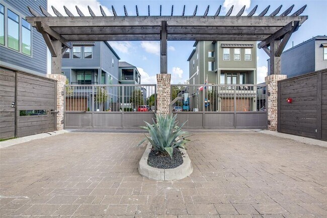 1904 Easy Wind Ln in Houston, TX - Building Photo - Building Photo