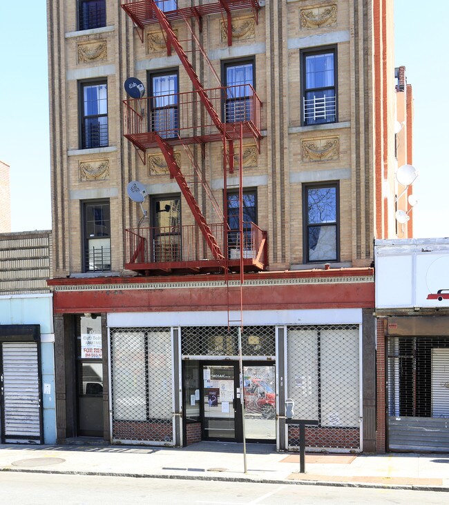 137 S Fourth Ave in Mount Vernon, NY - Foto de edificio - Building Photo