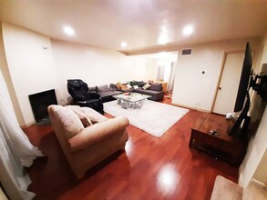 7115 Etiwanda Ave in Los Angeles, CA - Building Photo - Building Photo