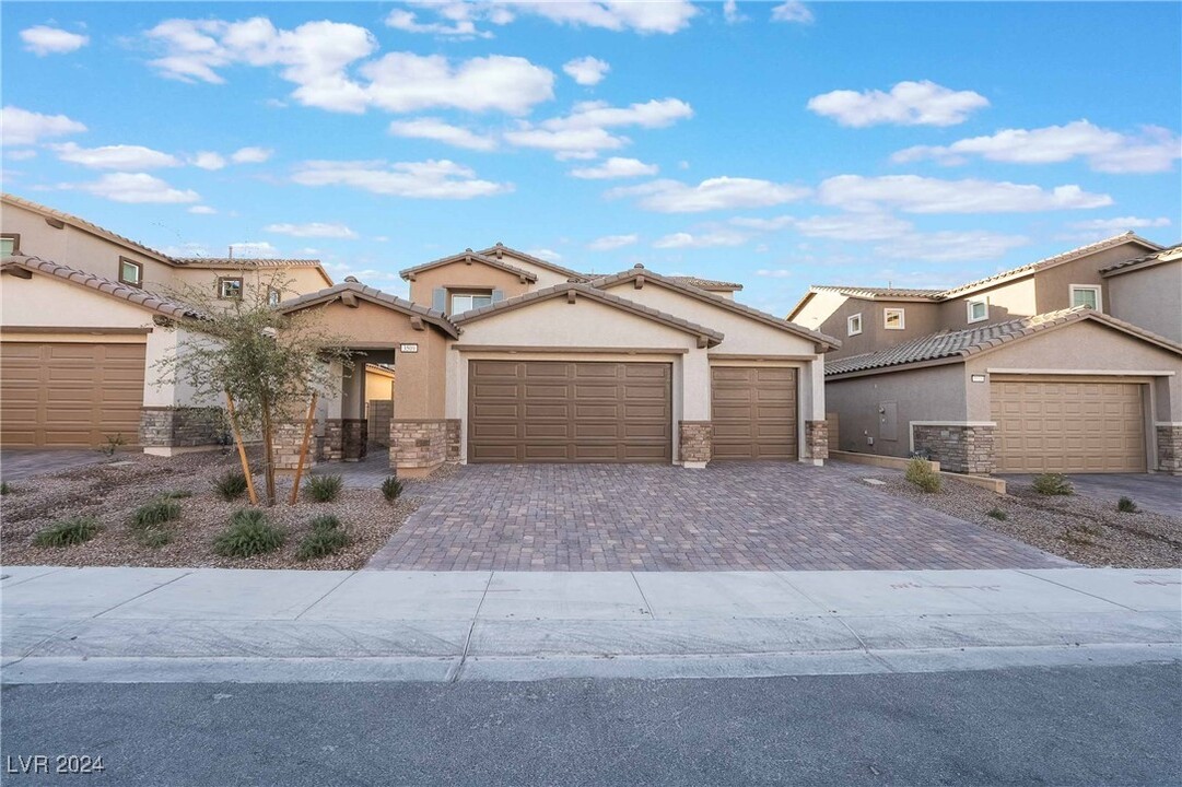 3509 Liviana Gln Ave in Henderson, NV - Building Photo