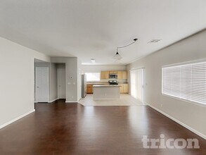 717 Horse Stable Ave in North Las Vegas, NV - Foto de edificio - Building Photo