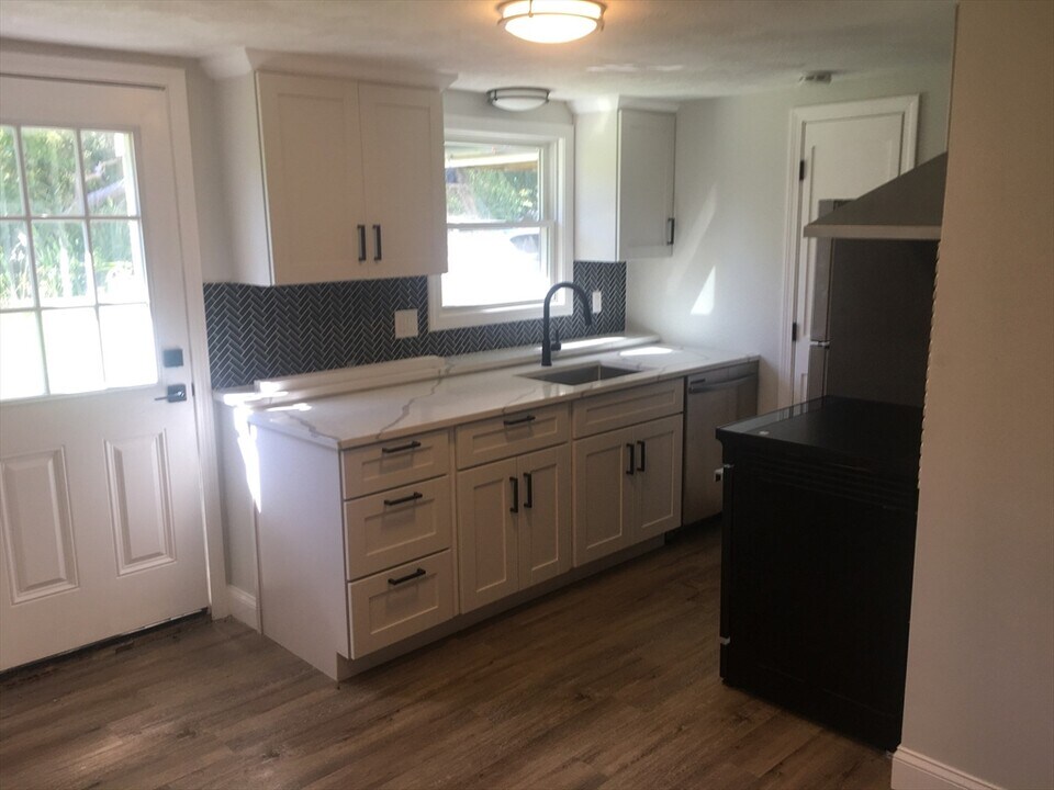 33 Bristow St in Saugus, MA - Building Photo