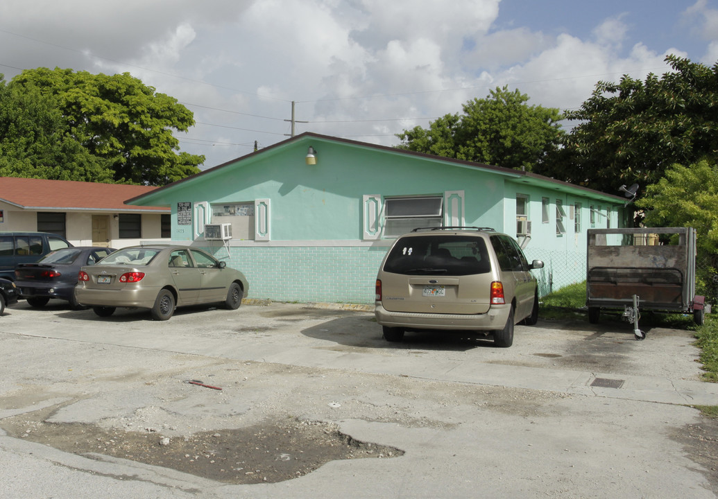 1475 W 28th St in Hialeah, FL - Foto de edificio