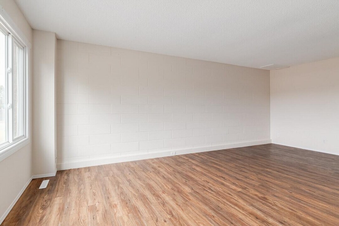 Parkland Townhomes in Medicine Hat, AB - Building Photo