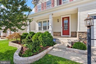 5666 Spriggs Meadow Dr in Woodbridge, VA - Building Photo