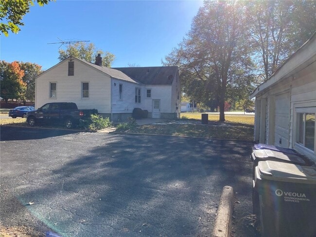 915 Lindsay Ln in Florissant, MO - Building Photo - Building Photo