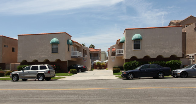 413-417 13th St in Huntington Beach, CA - Building Photo - Building Photo