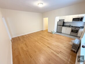 218 W 10th St in New York, NY - Building Photo - Building Photo