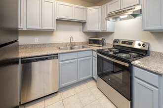 City View Apartments - Internet Included! in Baton Rouge, LA - Building Photo - Interior Photo