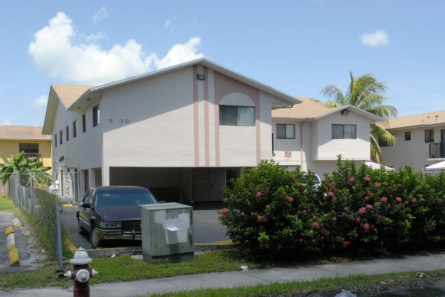 5820 W 25th Ct in Hialeah, FL - Foto de edificio - Building Photo