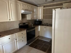 1101 Monroe St in Clinton, MS - Foto de edificio - Building Photo