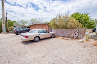 3356 E Kleindale Rd in Tucson, AZ - Building Photo - Building Photo