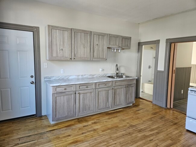 24 Ninth St, Unit 1 in Auburn, ME - Foto de edificio - Building Photo