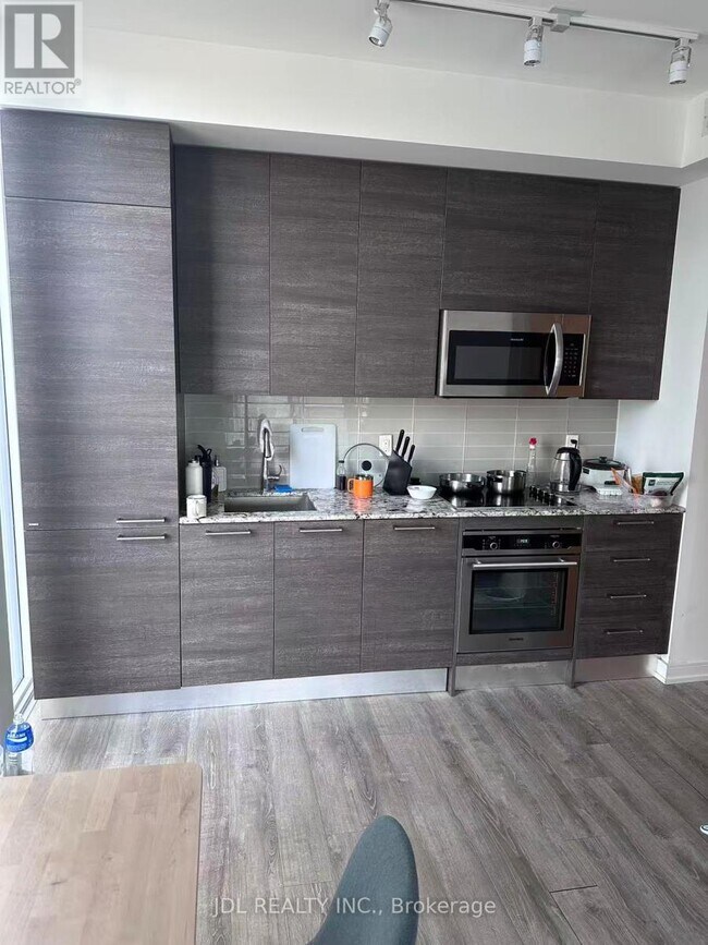 28 Wellesley St E in Toronto, ON - Building Photo - Building Photo