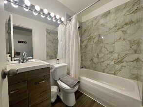 1010 Howe St in Vancouver, BC - Building Photo - Building Photo