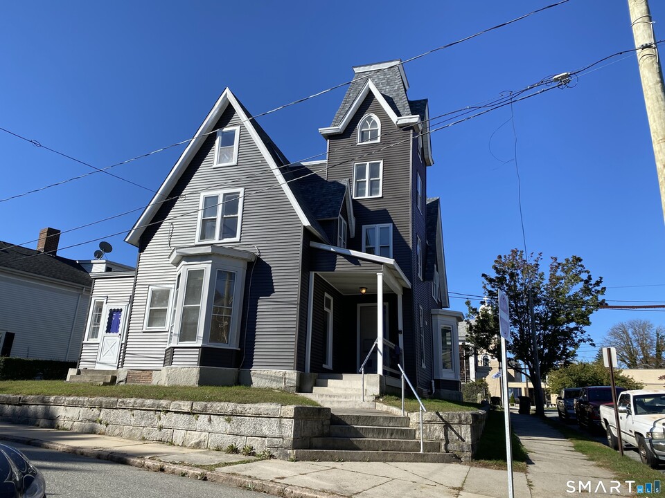 26 Prospect St in New London, CT - Building Photo