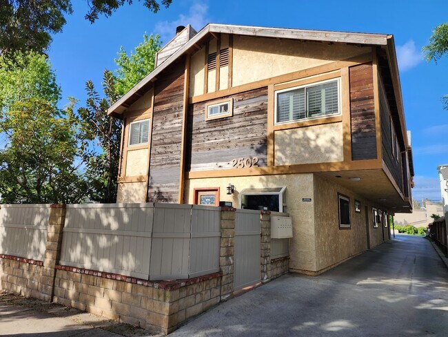 2502 28th St, Unit 1 in Santa Monica, CA - Foto de edificio - Building Photo