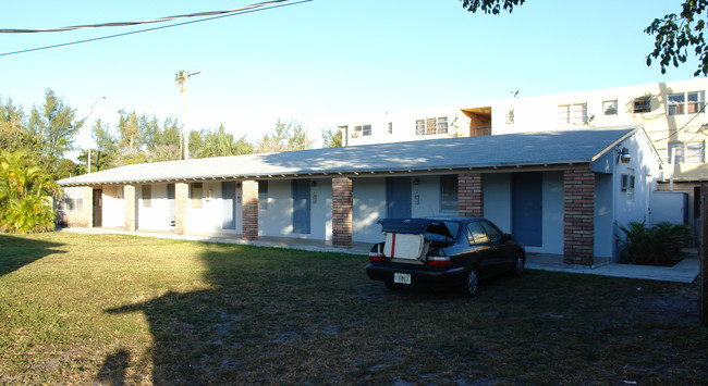 2627 Palm Ave in Hialeah, FL - Building Photo - Building Photo