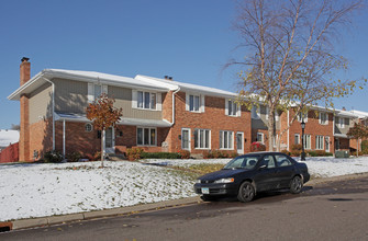 North Maplewood Townhomes in Maplewood, MN - Building Photo - Building Photo