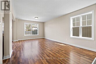 8 Chicory Cresent in St Catharines, ON - Building Photo - Building Photo