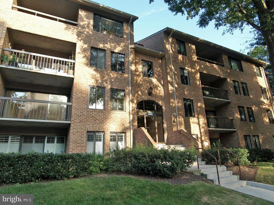 5809 Edson Ln in Rockville, MD - Building Photo