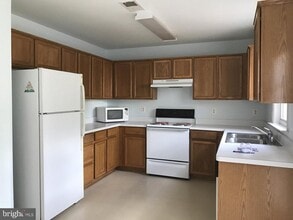 13134 Rose Petal Cir in Herndon, VA - Building Photo - Building Photo