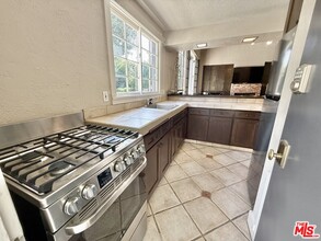 927 N Rexford Dr in Beverly Hills, CA - Building Photo - Building Photo