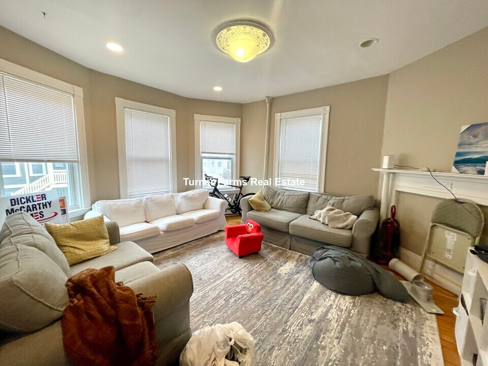 47 Hillside St, Unit 2 in Boston, MA - Foto de edificio