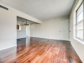 5833 Sandhurst Ln in Dallas, TX - Building Photo - Building Photo