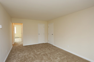 Cambridge Garden Apartments in Amityville, NY - Building Photo - Interior Photo