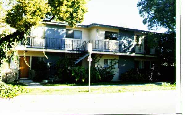 1915-1921 Yosemite Dr in Los Angeles, CA - Building Photo