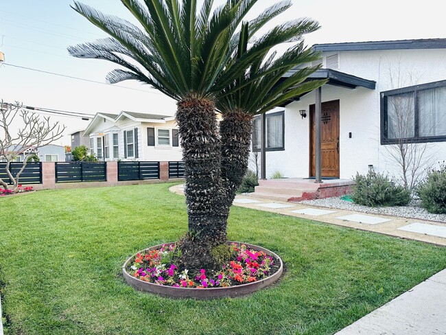 525 Sycamore Pl in Inglewood, CA - Building Photo - Building Photo