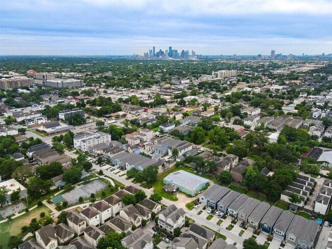 property at 931 W 23rd St