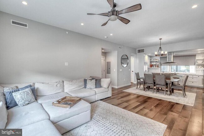 property at 818 N 4th St