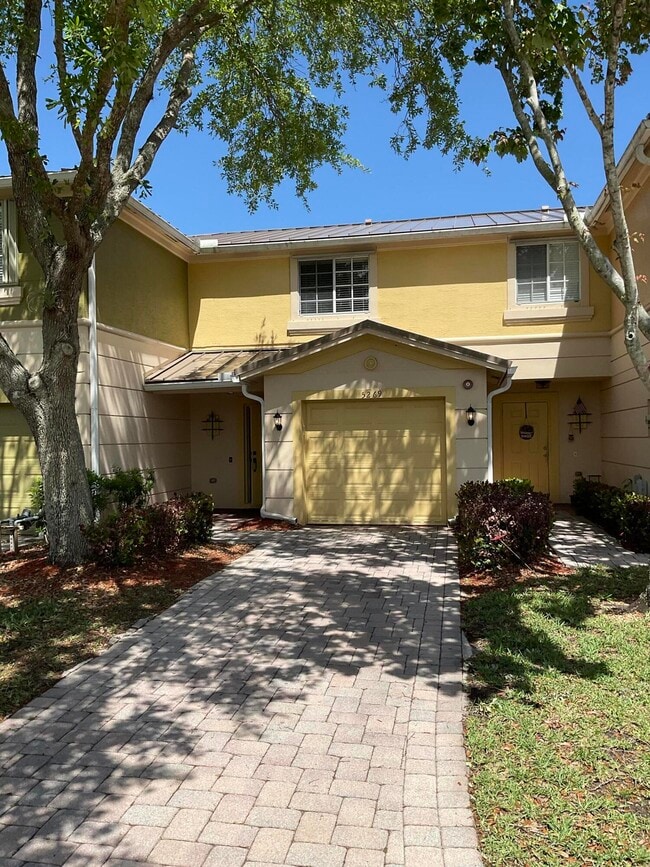 5269 SE Jennings Ln in Stuart, FL - Building Photo - Building Photo