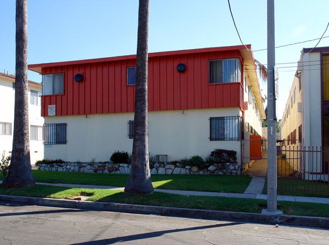748 N Inglewood Ave in Inglewood, CA - Foto de edificio - Building Photo