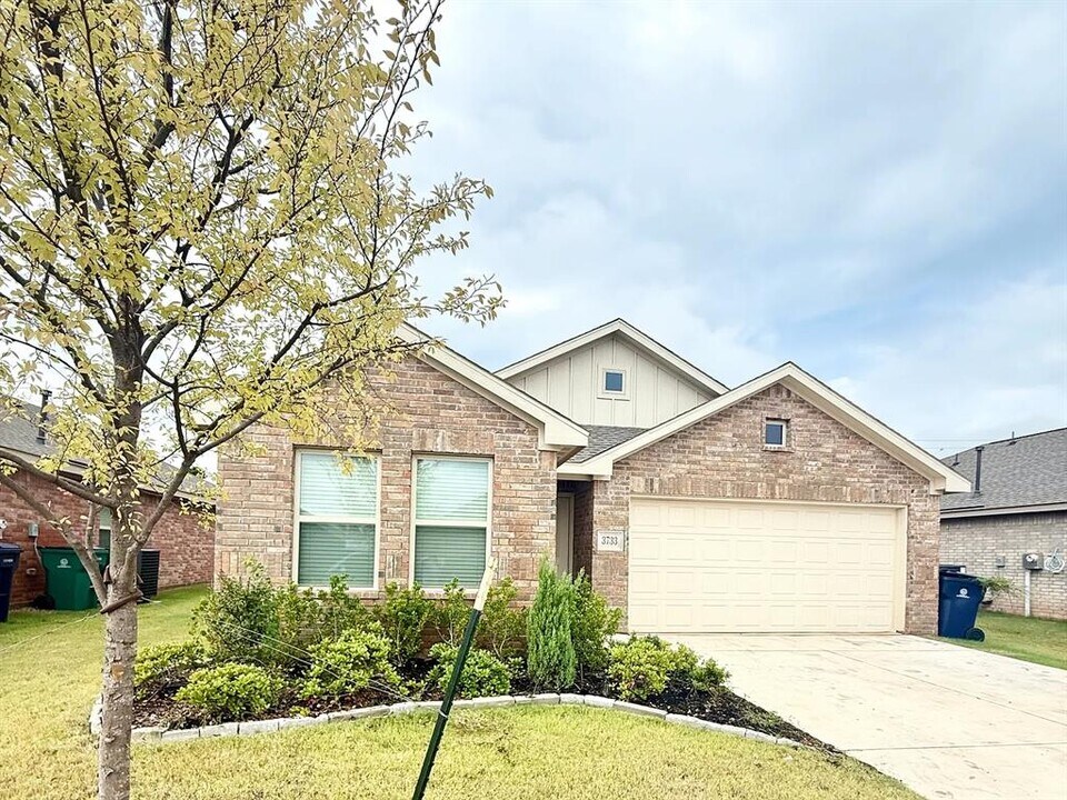 3733 Palmetto Blf Dr in Mustang, OK - Building Photo