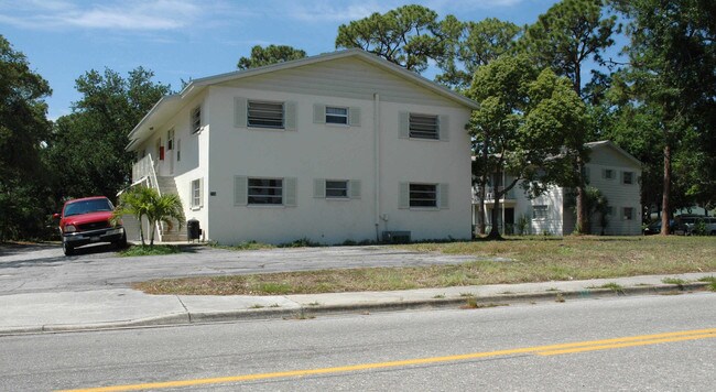 Sandalwood Apartments in Titusville, FL - Foto de edificio - Building Photo