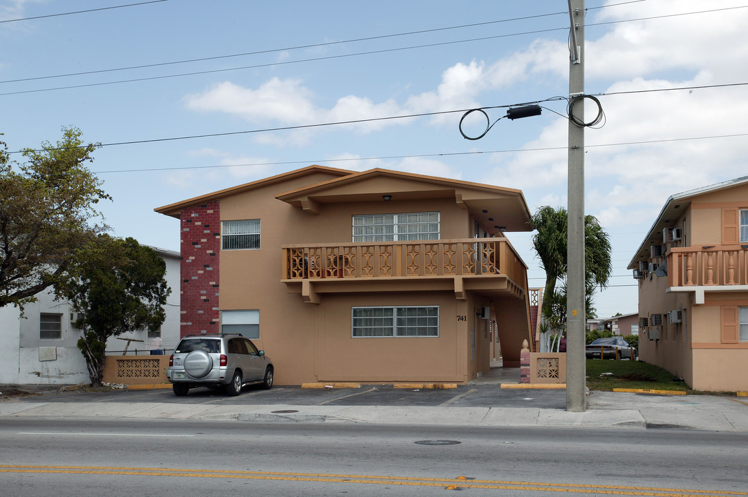 741 W 29th St in Hialeah, FL - Foto de edificio