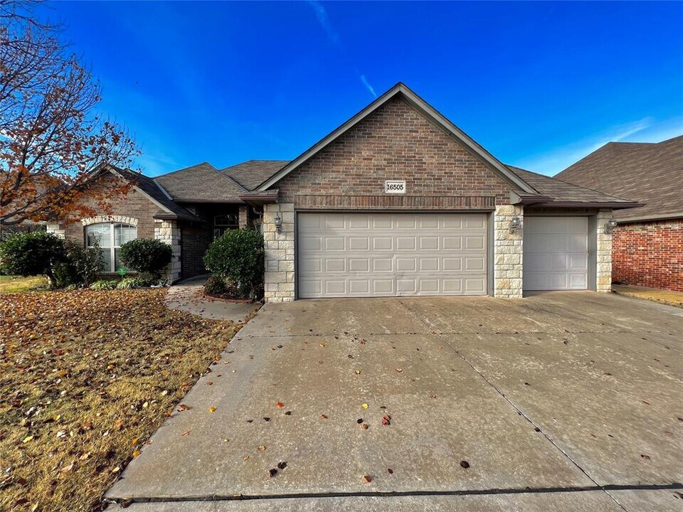 16505 Moorgate Ln in Edmond, OK - Building Photo